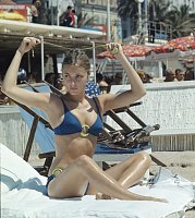 Click image for larger version. 

Name:	Sharon Tate 1968 Cannes.jpg 
Views:	111 
Size:	115.6 KB 
ID:	53472